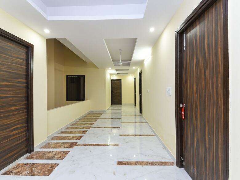 Hotel Oyo 15834 Shubhangni Residency