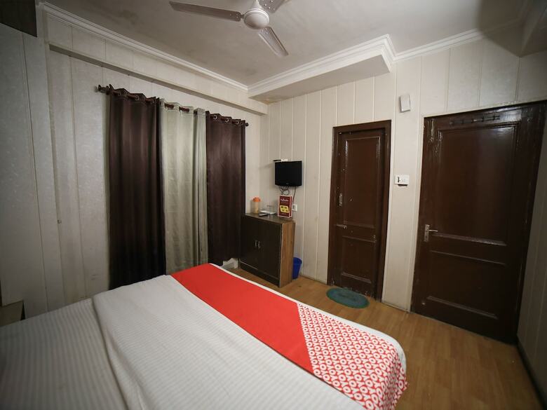 Hotel Oyo 16801 Paradise Regency
