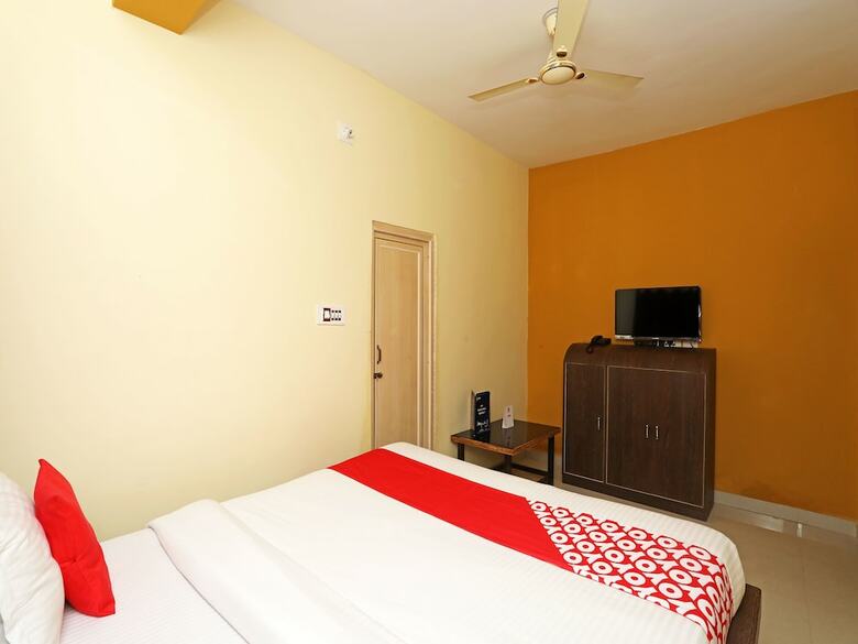 Oyo 16821 Hotel Senapati Palace