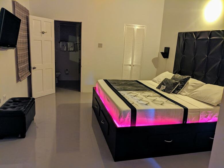 Zade's Vacation Home With Spa Pool & Bbq
