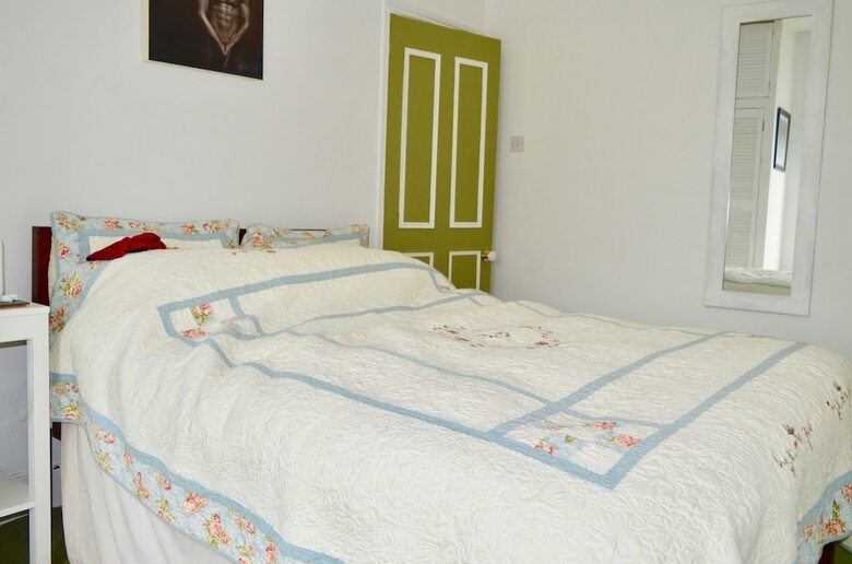 1 Bedroom Terraced House In Bristol