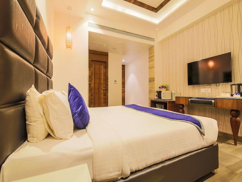 Hotel Edition O 30034 Flora Residency