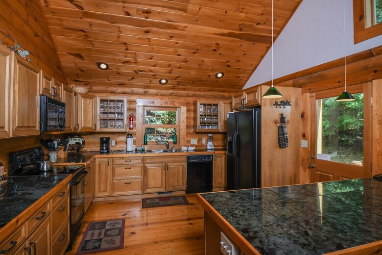 Old Bruin's Den 4 Bedroom House
