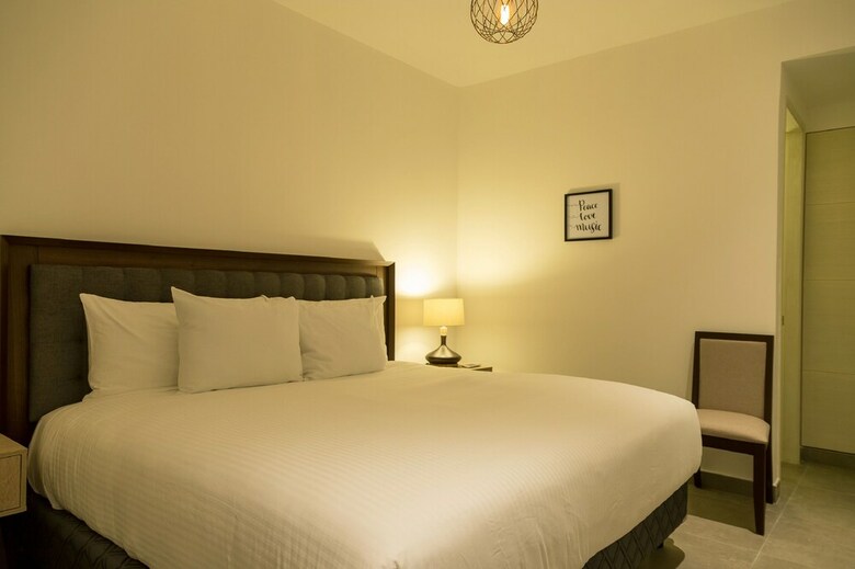 Quinto Sol Luxury Apartments By Mikitito Rentals