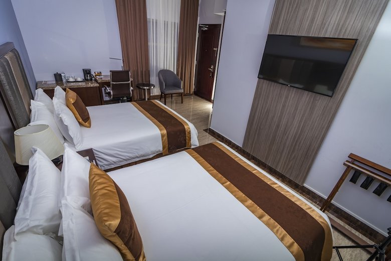 City Plaza Hotel & Suites