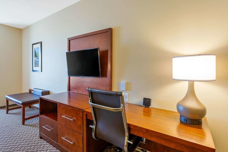 Hotel Comfort Suites Burlington Near I-5