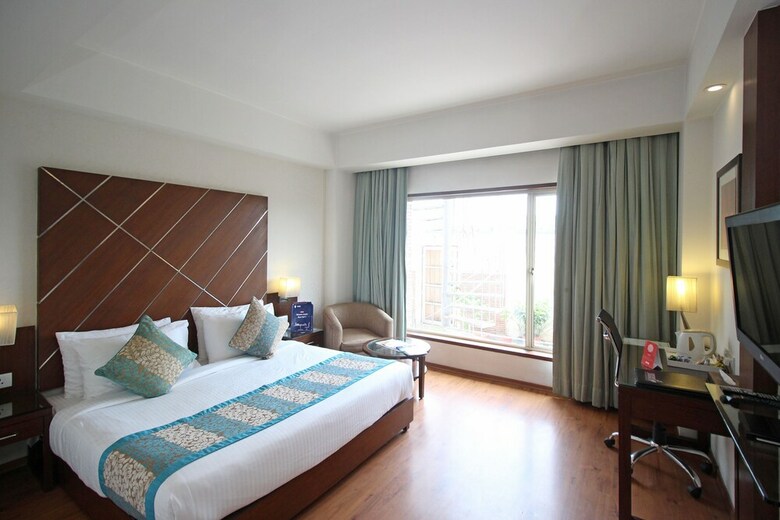 Hotel Edition O 30043 Yellow White Residency