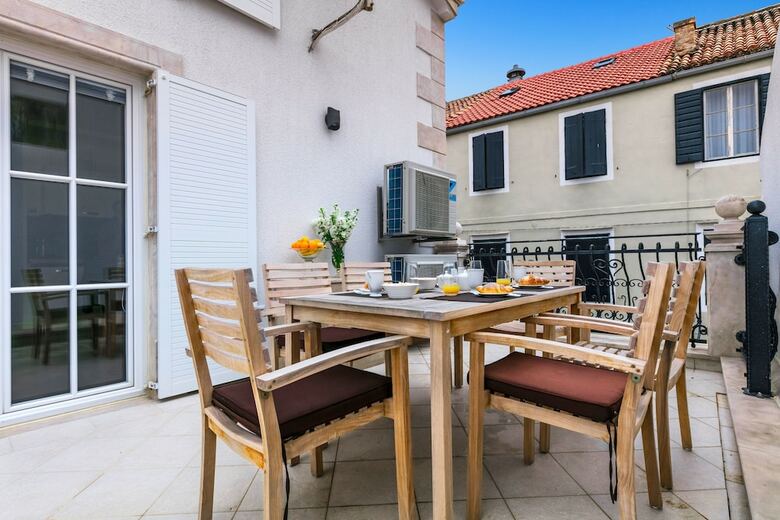 Apartments Donna With Sea View