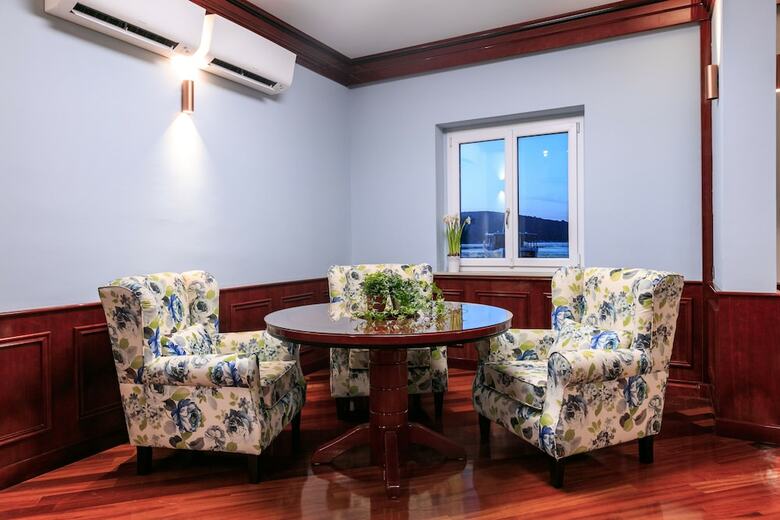 Apartments Donna With Sea View
