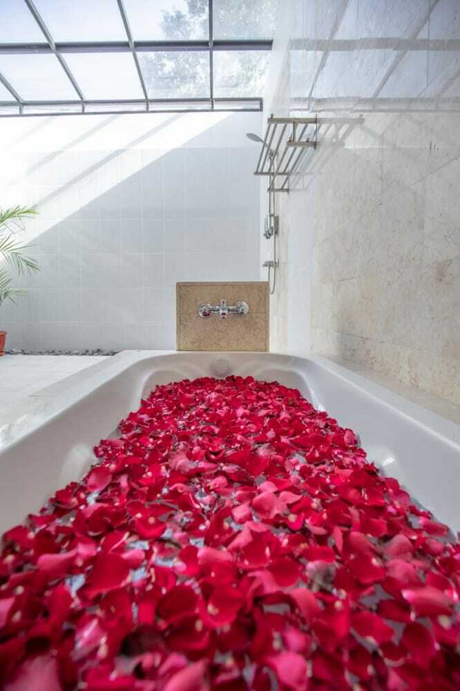 Bed & Breakfast Adil Villa And Resort