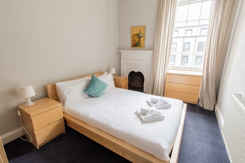 Spacious Elegant 4 Bedroom Apartment Close To Centre
