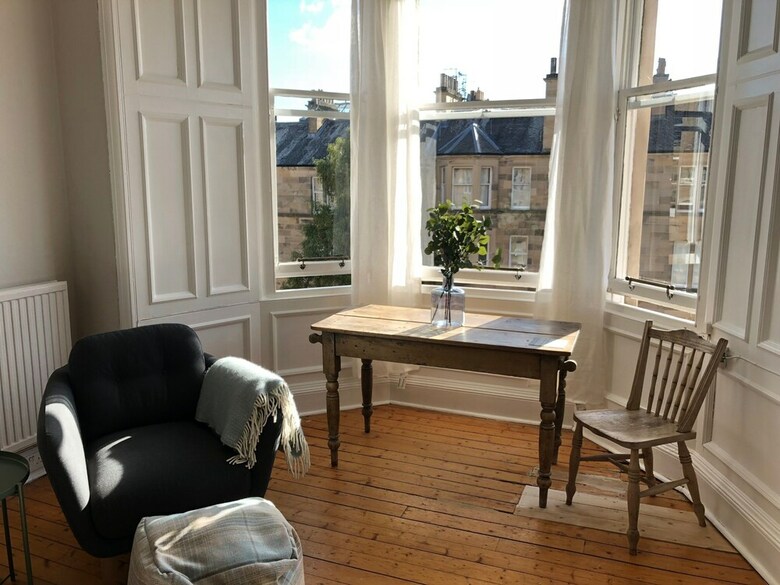 Traditional 3 Bedroom Tenement In Marchmont