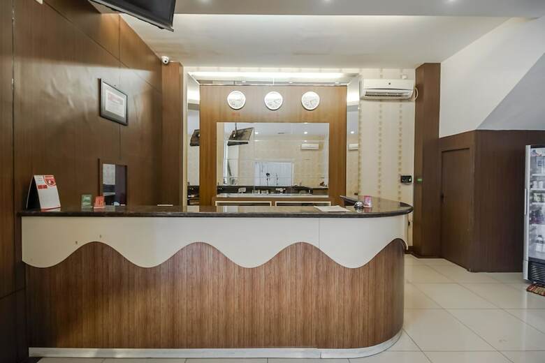 Hotel Reddoorz Plus @ Karebosi Area 2