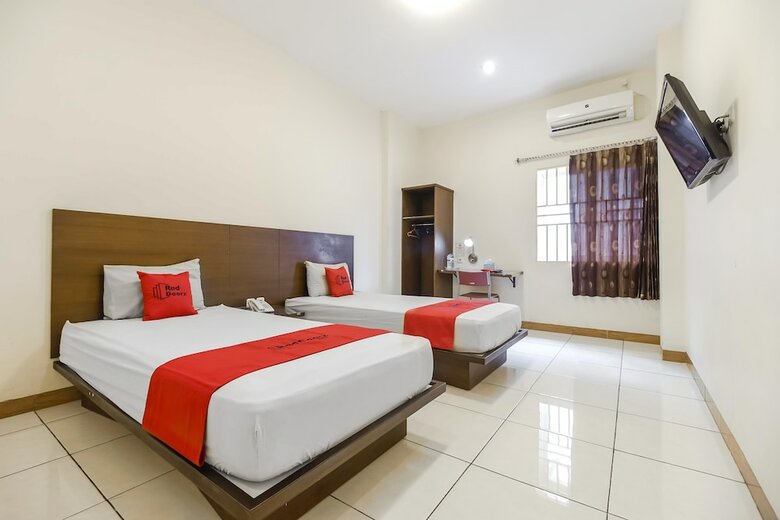 Hotel Reddoorz Plus @ Karebosi Area 2