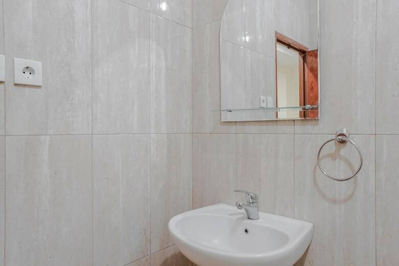 Hotel Reddoorz @ Jalan Biak Roxy Jakarta