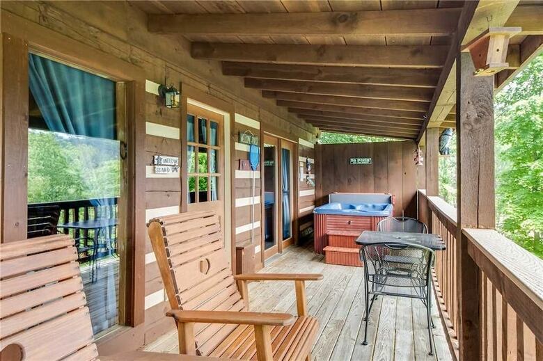 Nestled Inn- One Bedroom Cabin
