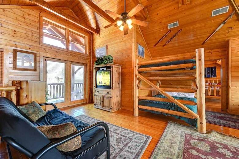Mountaintop Lodge - Eight Bedroom Cabin