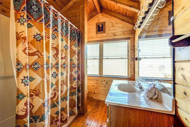 Mountaintop Lodge - Eight Bedroom Cabin