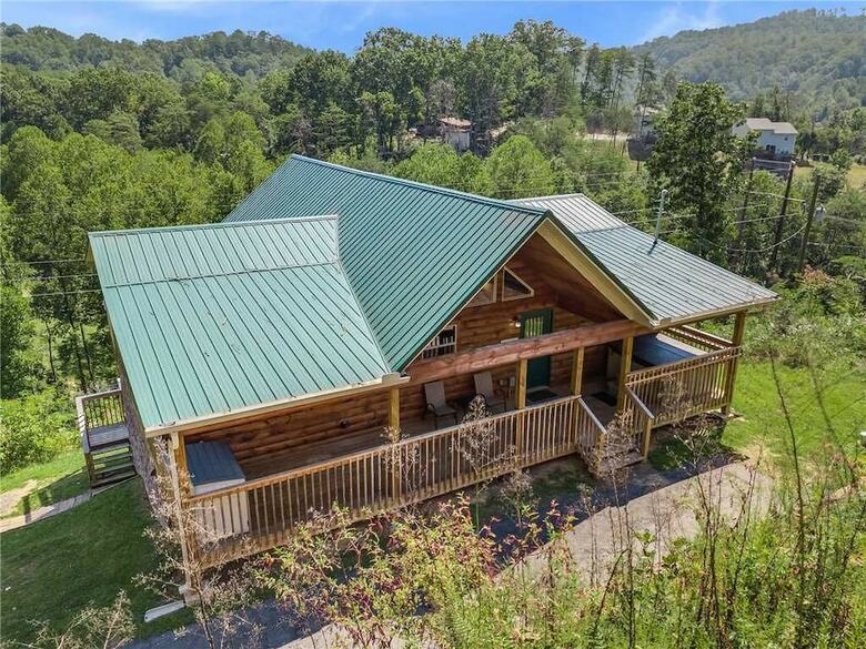 Emilys Hideaway - Four Bedroom Cabin