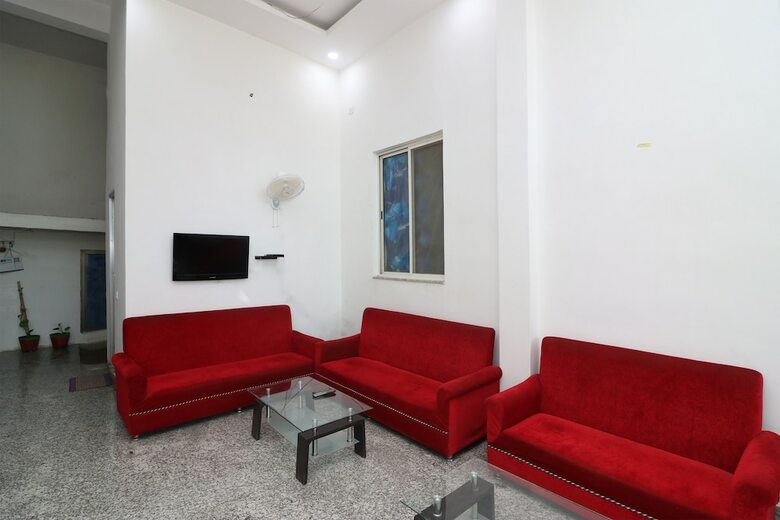 Hotel Oyo 18587 Alok House