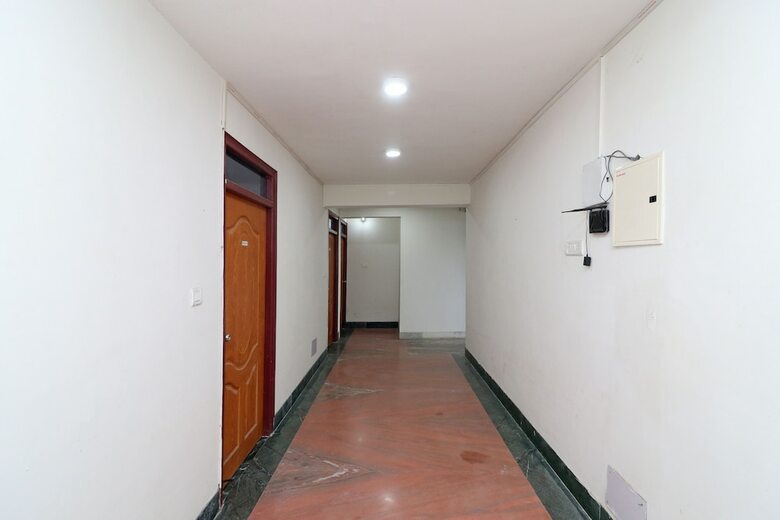 Hotel Oyo 18587 Alok House
