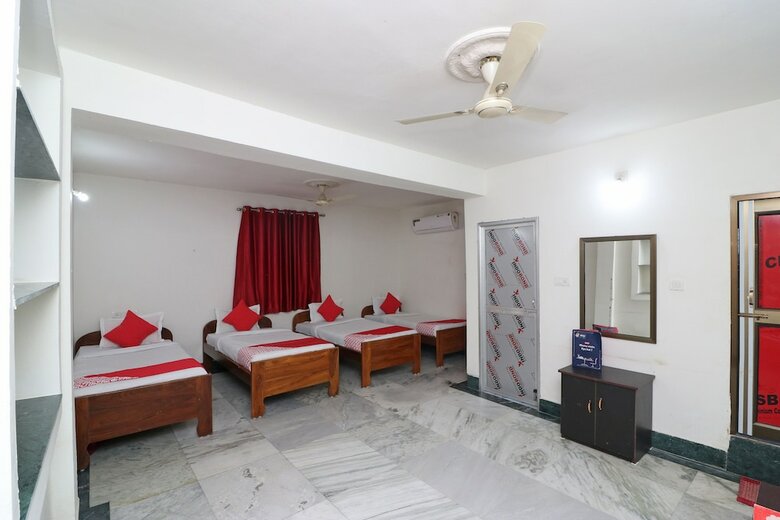 Hotel Oyo 18587 Alok House