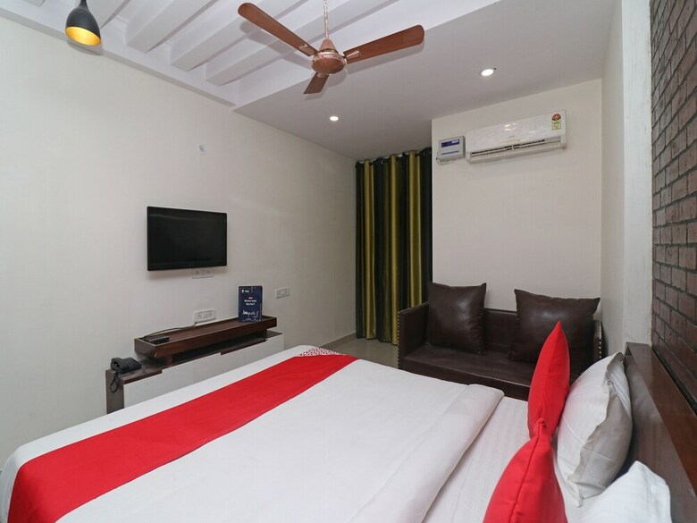 Oyo 26170 Hotel Manzana