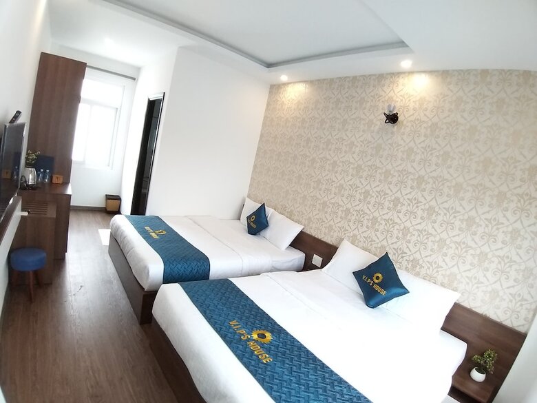 Hotel V.i.p's House  2