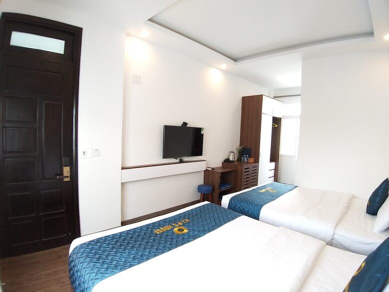 Hotel V.i.p's House  2