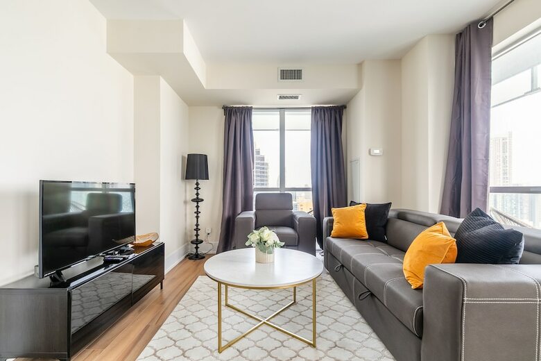 Simply Comfort. Modern Downtown Apartment