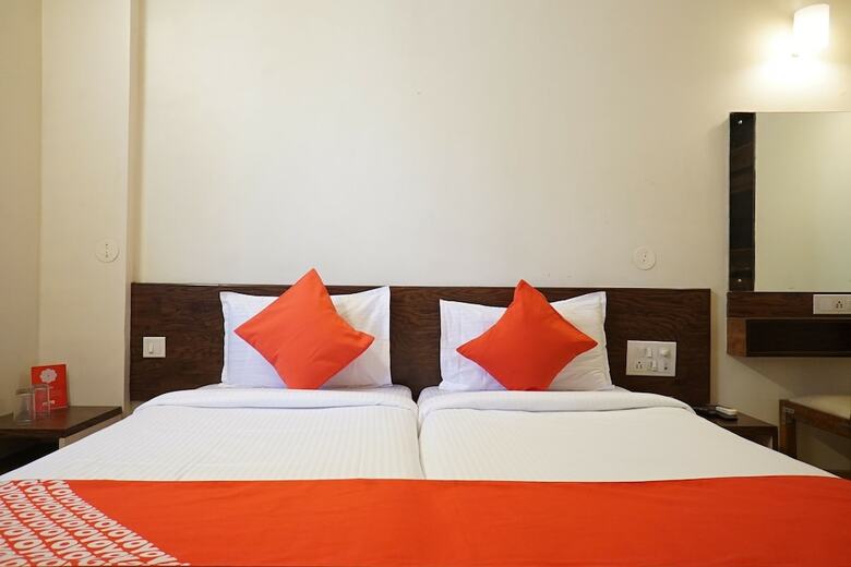 Oyo 23430 Hotel Radiant