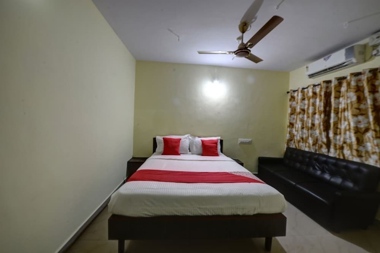 Hotel Oyo 22499 Vishnu Residency