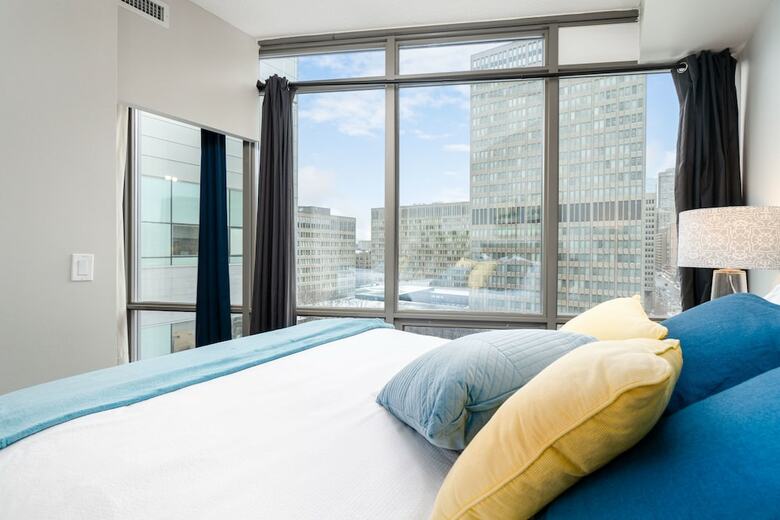Quickstay - Luxurious 2-bedroom Condo (Downtown Core)