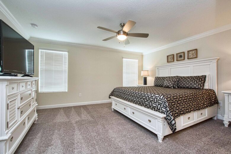 Storey Lake- 6 Bedroom Pool Home- 1668st