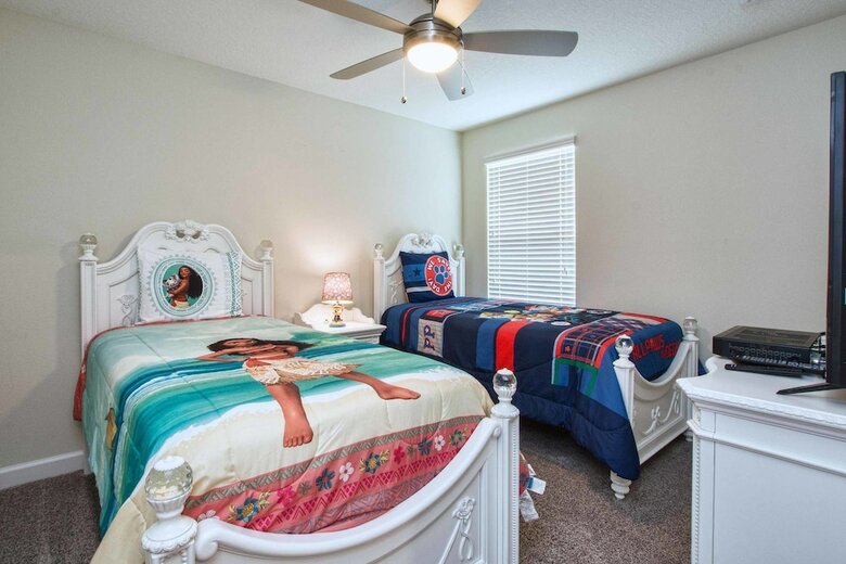 Storey Lake- 6 Bedroom Pool Home- 1668st