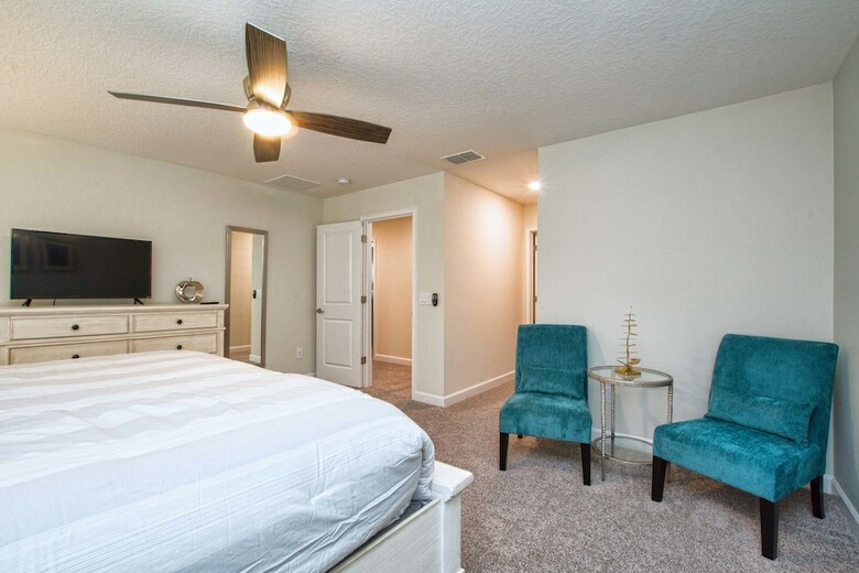 Storey Lake- 6 Bedroom Pool Home- 1655st