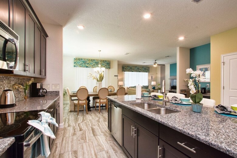 Storey Lake- 6 Bedroom Pool Home- 1655st