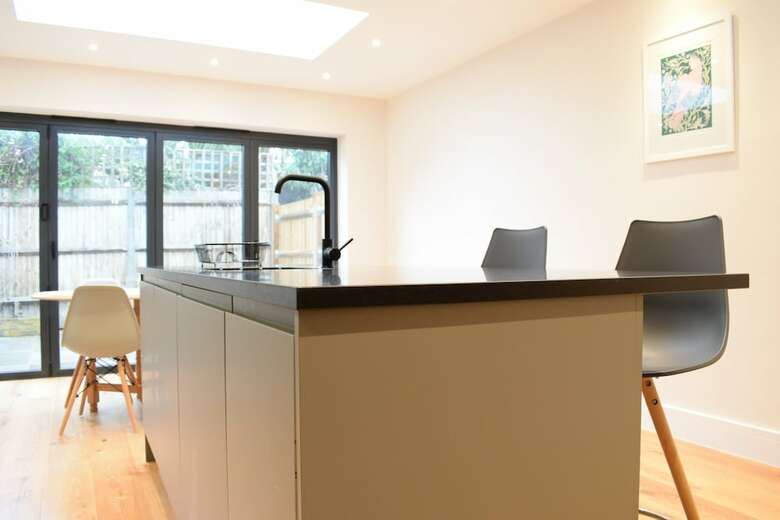 3 Bedroom Garden House In Earlsfield