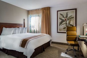 Anaheim Plaza Hotel