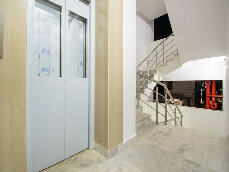 Oyo 26974 Hotel S G International