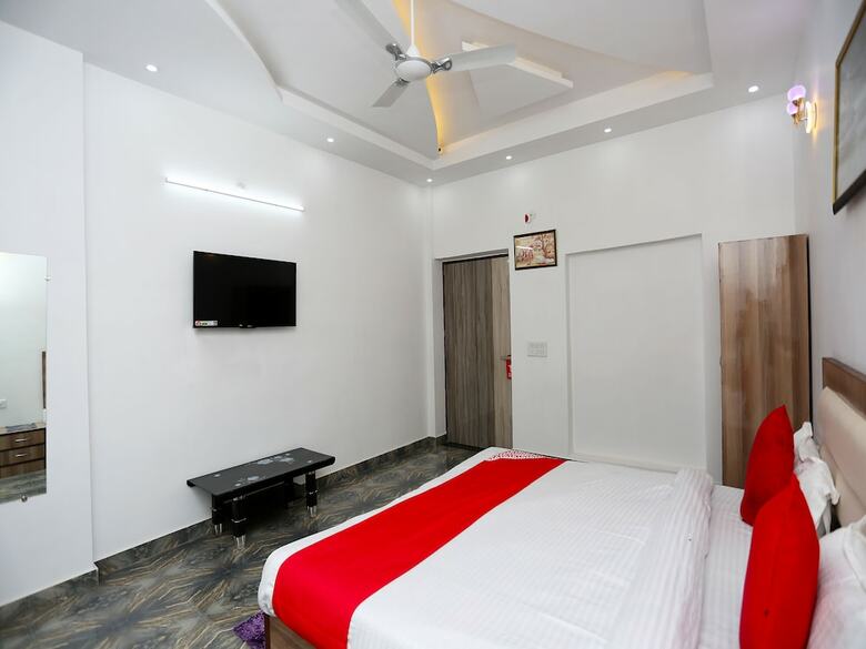 Oyo 26628 Hotel Rest Palace