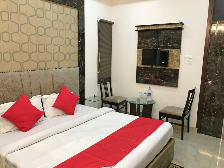 Oyo 15771 4 Season Hotel