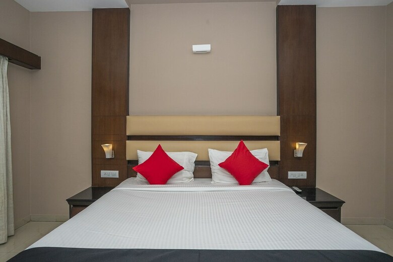 Hotel Capital O 11186 The Lark