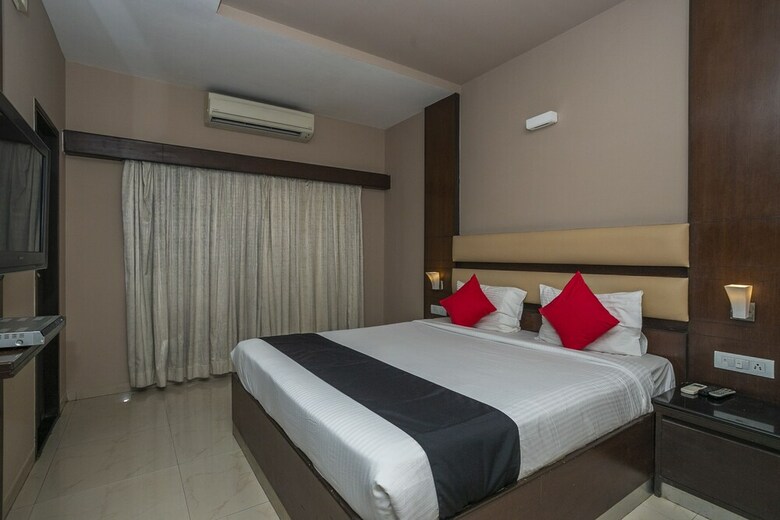 Hotel Capital O 11186 The Lark