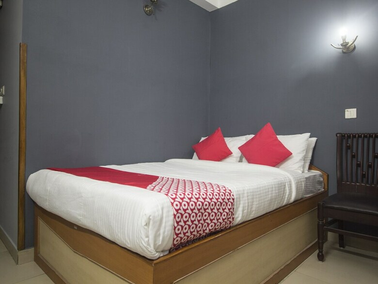 Oyo 16041 Hotel Golden Moments