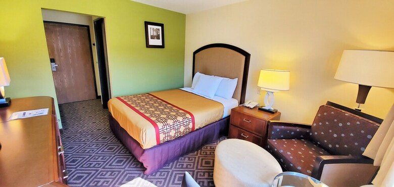 Hotel Travel Inn & Suites
