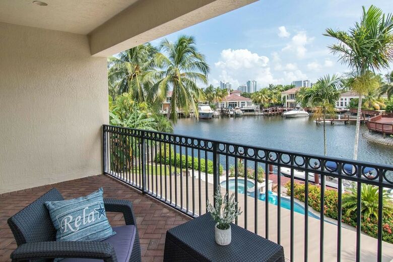 Gorgeous 5 Bedroom Home W/heated Pool Canal Front