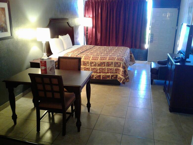 Hotel Express Inn And Suites
