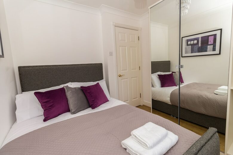 Luxury 5 Bed House In Windsor