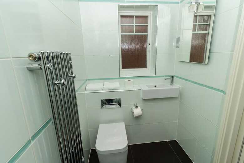 Luxury 5 Bed House In Windsor